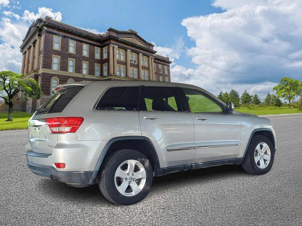 Jeep Grand Cherokee Vehicle Image 3