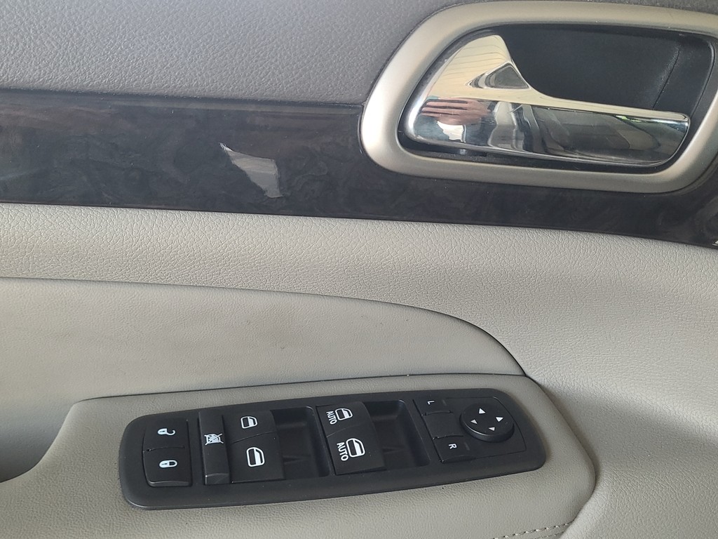 Jeep Grand Cherokee Vehicle Image 23