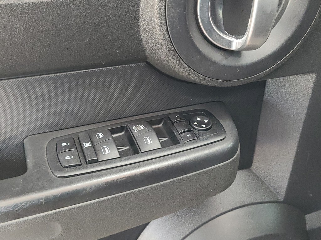 Dodge Nitro Vehicle Image 23