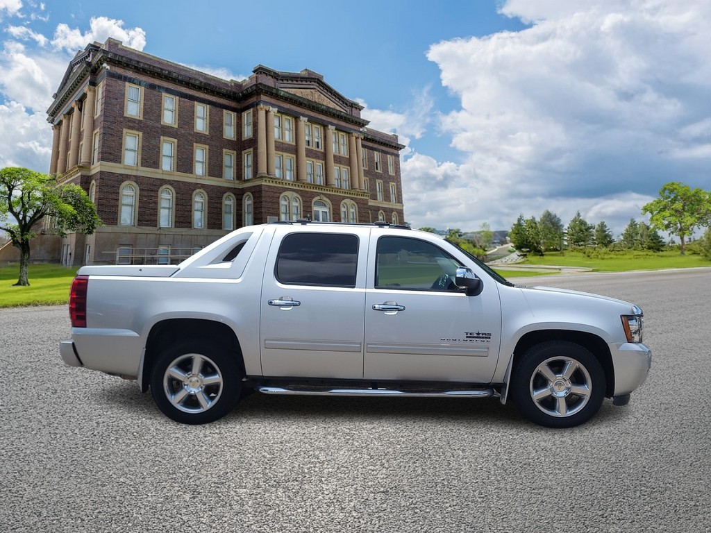 Chevrolet Avalanche Vehicle Image 2
