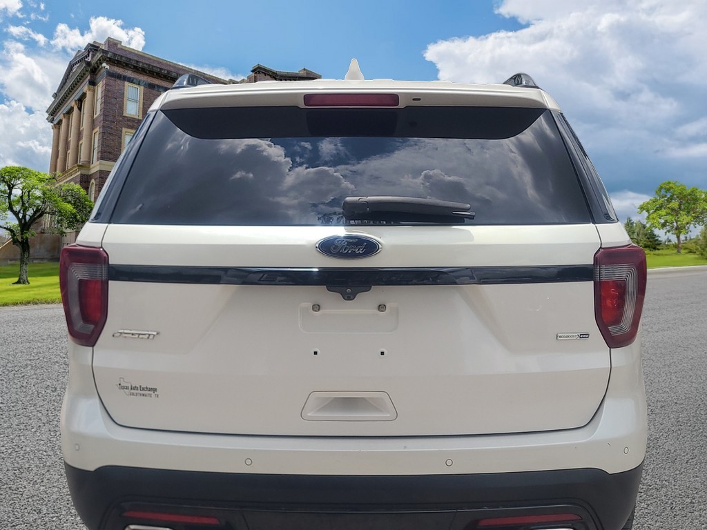 Ford Explorer Vehicle Image 4