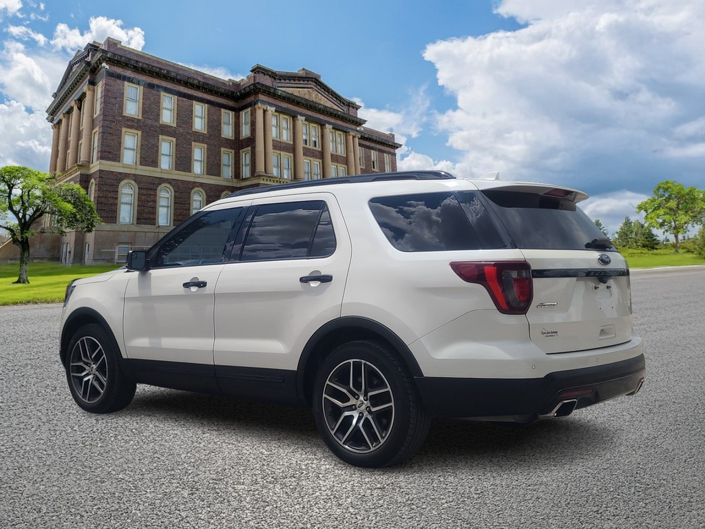 Ford Explorer Vehicle Image 5