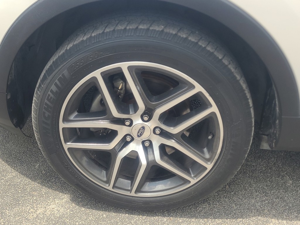 Ford Explorer Vehicle Image 8