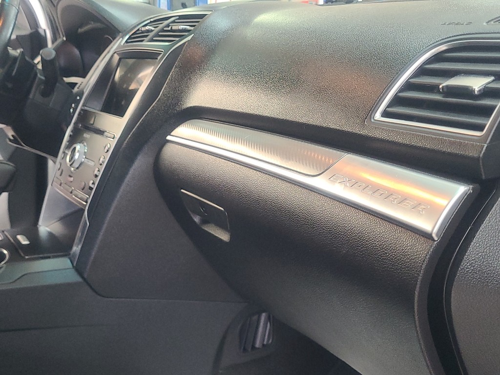 Ford Explorer Vehicle Image 14