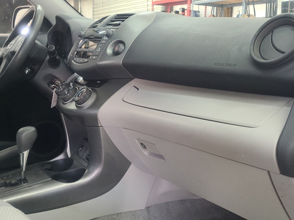 Toyota RAV4 Vehicle Image 14