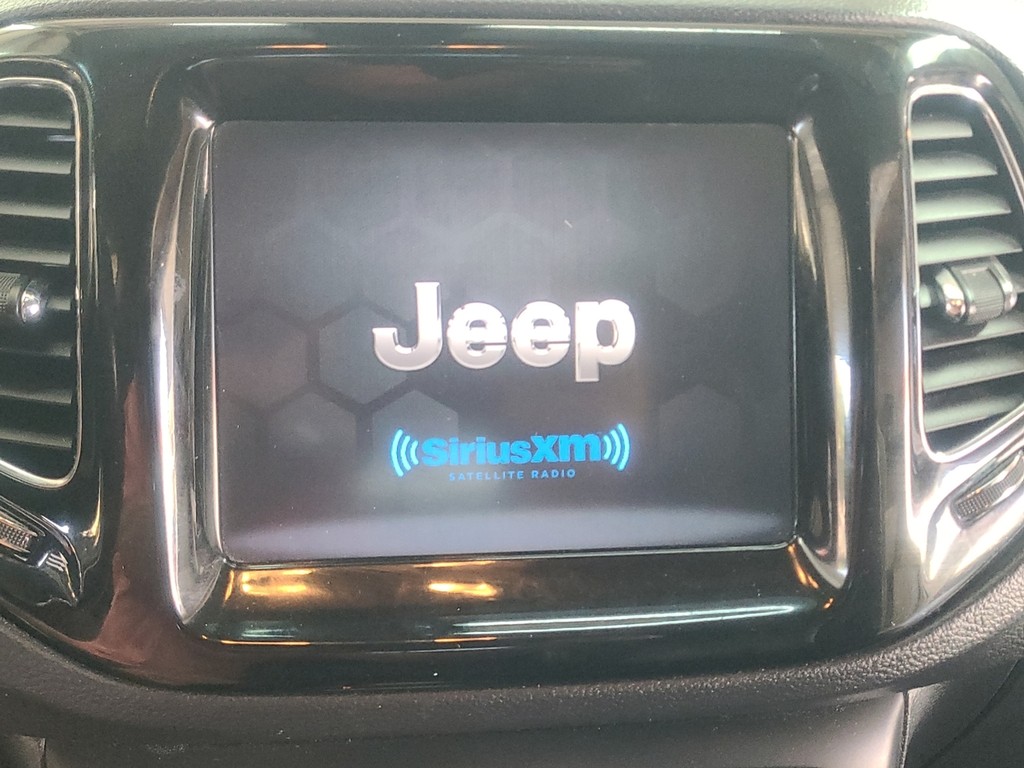 Jeep Compass Vehicle Image 16