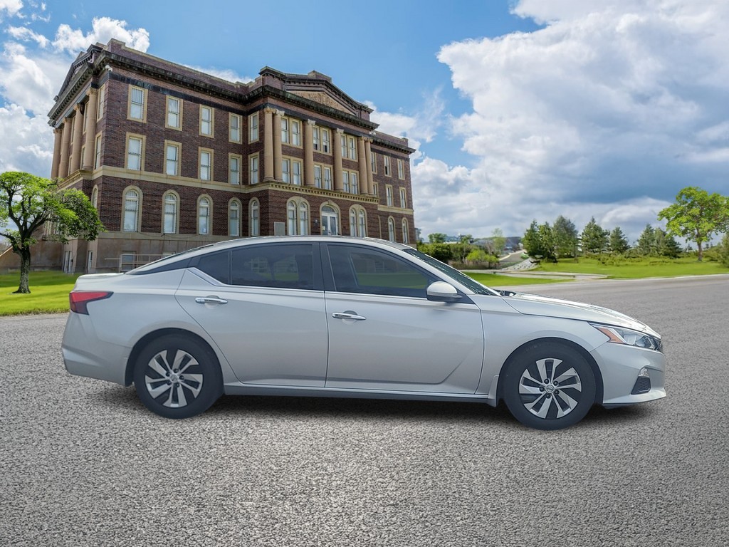 Nissan Altima Vehicle Full-screen Gallery Image 02