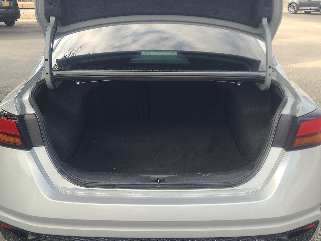 Nissan Altima Vehicle Full-screen Gallery Image 05