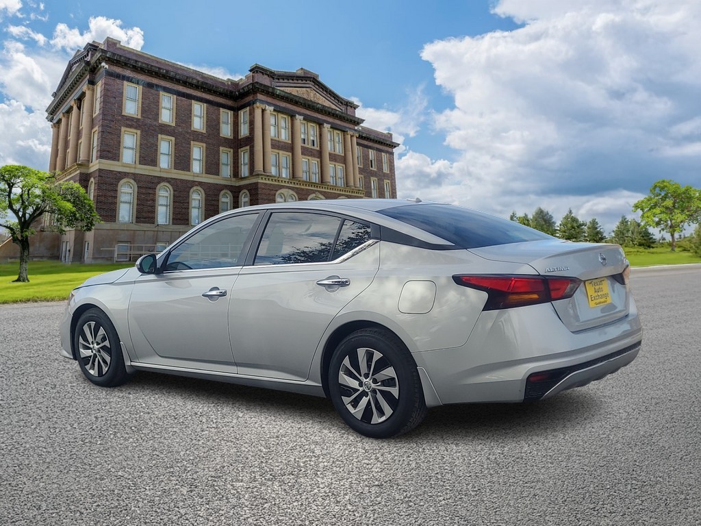 Nissan Altima Vehicle Full-screen Gallery Image 06