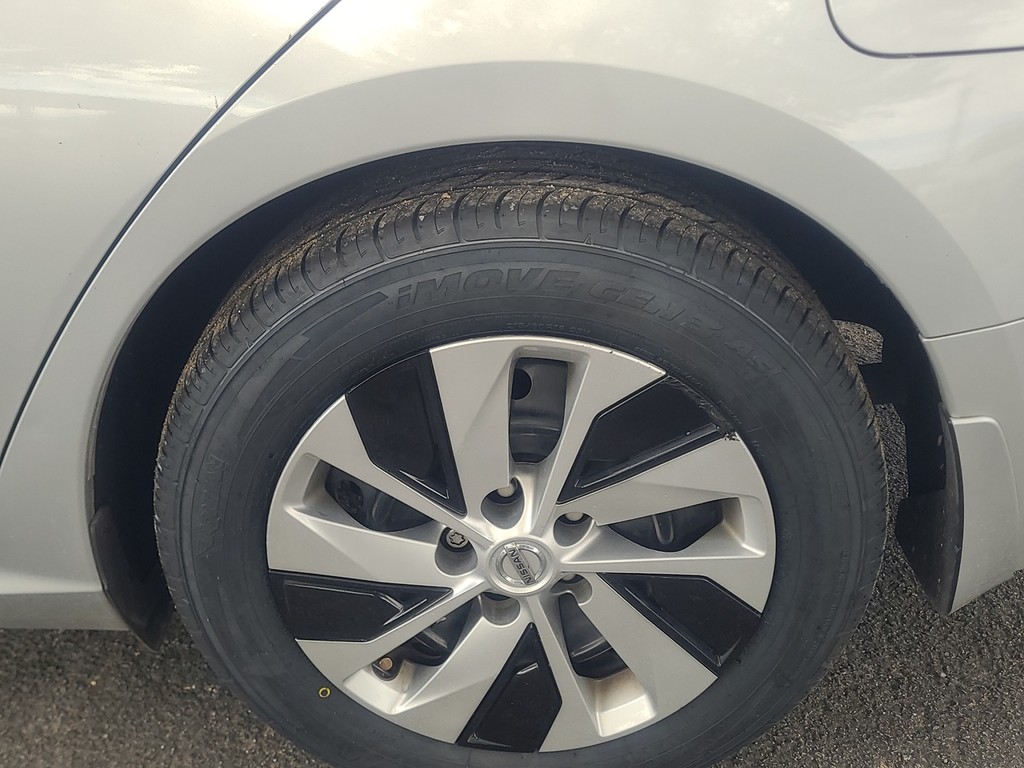 Nissan Altima Vehicle Full-screen Gallery Image 07