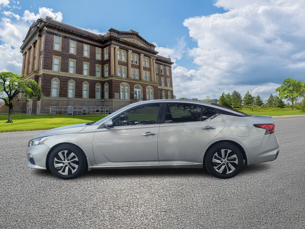 Nissan Altima Vehicle Full-screen Gallery Image 08