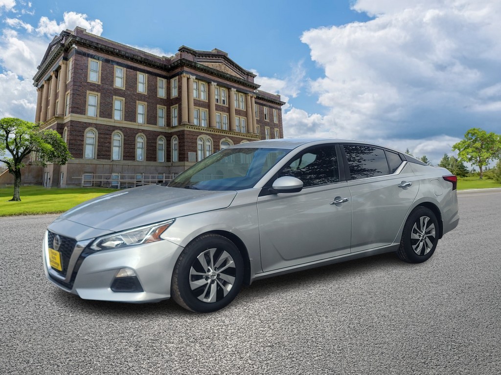 Nissan Altima Vehicle Full-screen Gallery Image 09