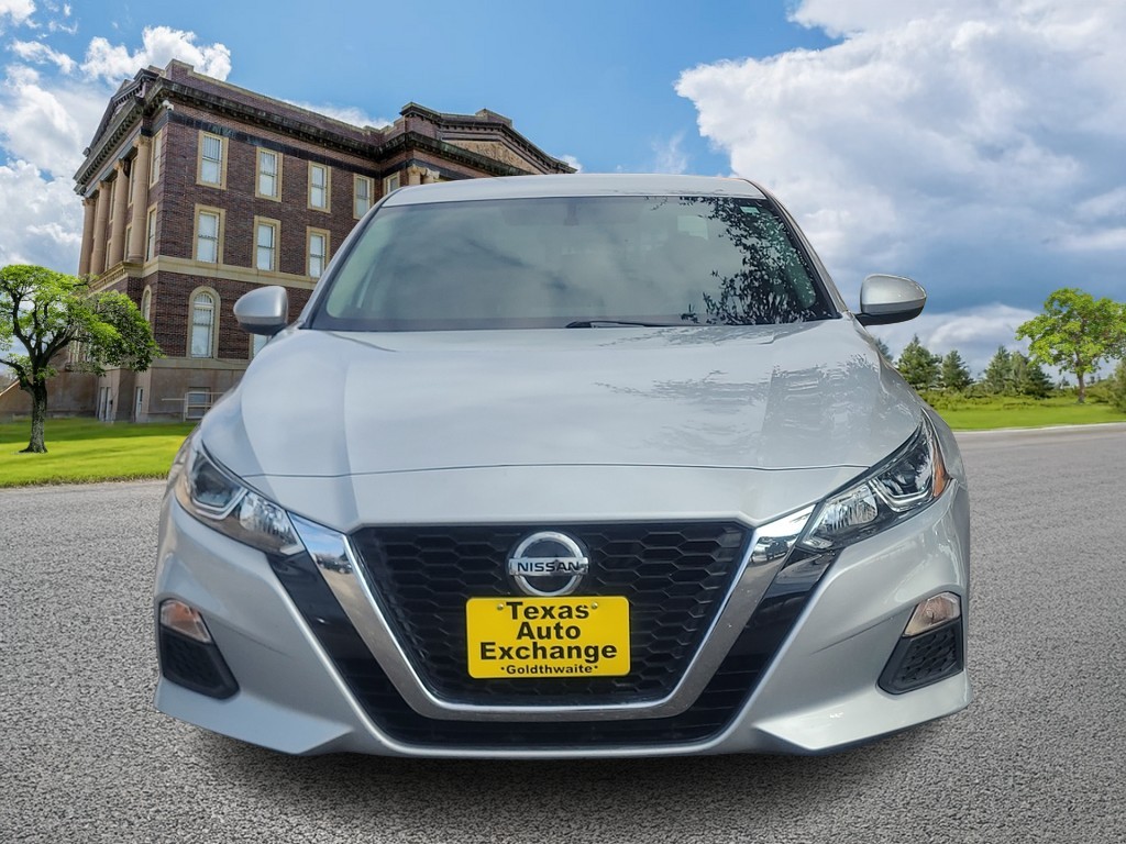 Nissan Altima Vehicle Full-screen Gallery Image 10