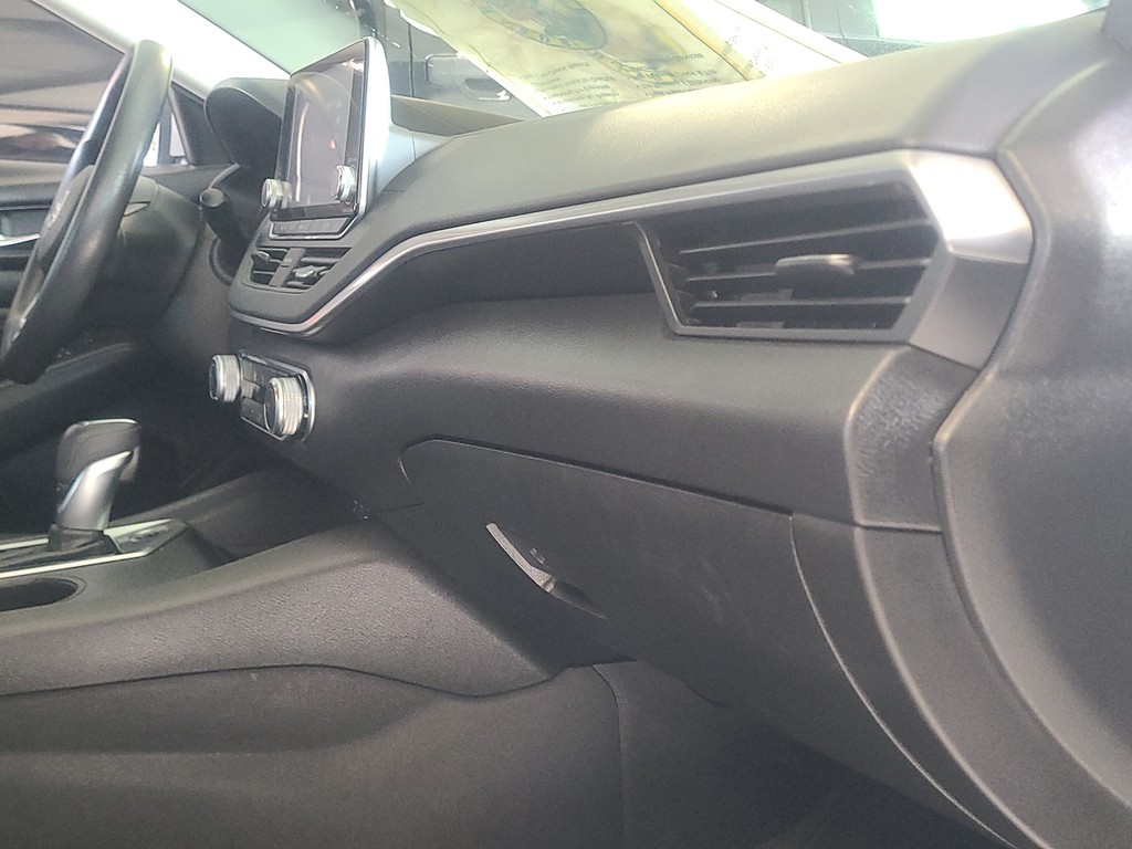 Nissan Altima Vehicle Full-screen Gallery Image 14