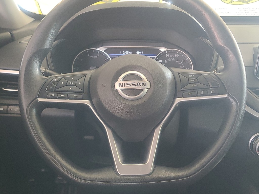 Nissan Altima Vehicle Full-screen Gallery Image 15