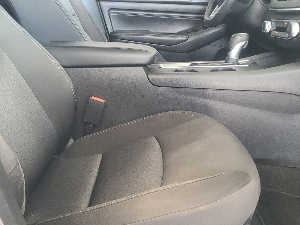 Nissan Altima Vehicle Full-screen Gallery Image 22