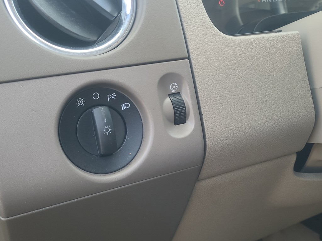 Ford F-150 Vehicle Full-screen Gallery Image 21