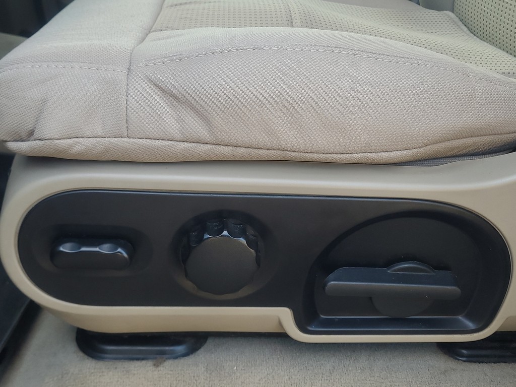 Ford F-150 Vehicle Full-screen Gallery Image 24