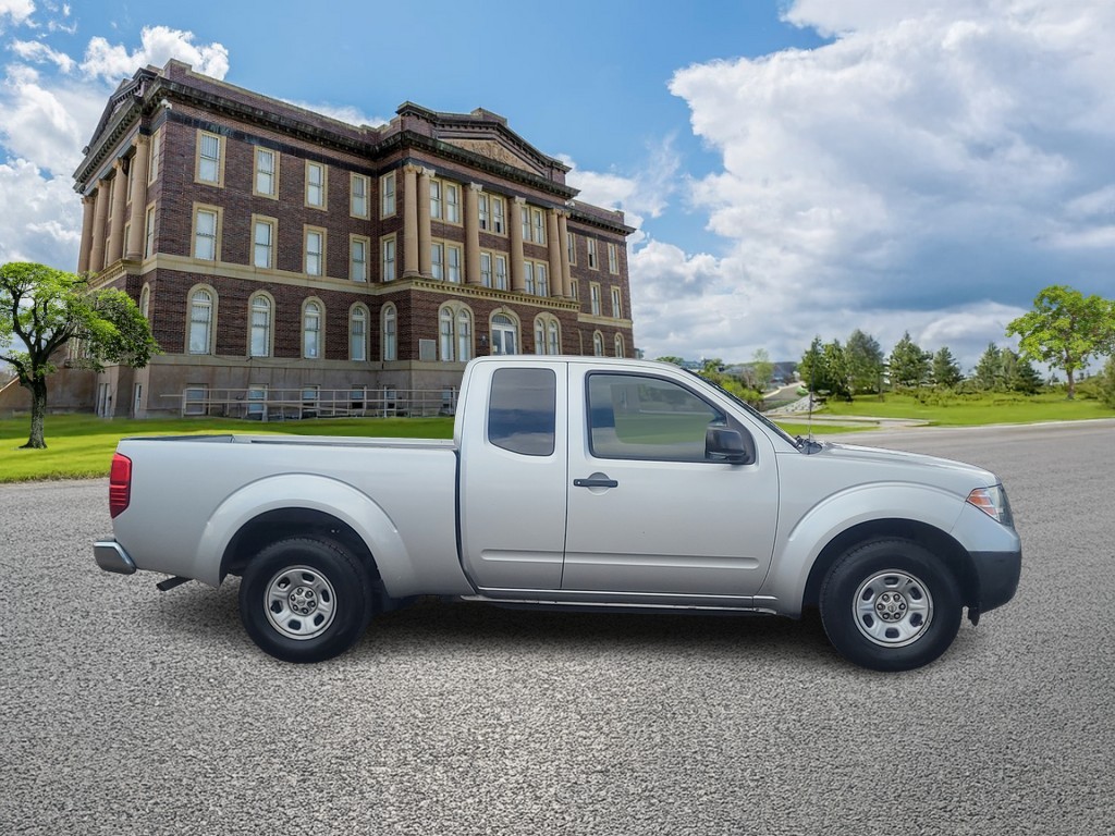 Nissan Frontier Vehicle Full-screen Gallery Image 02