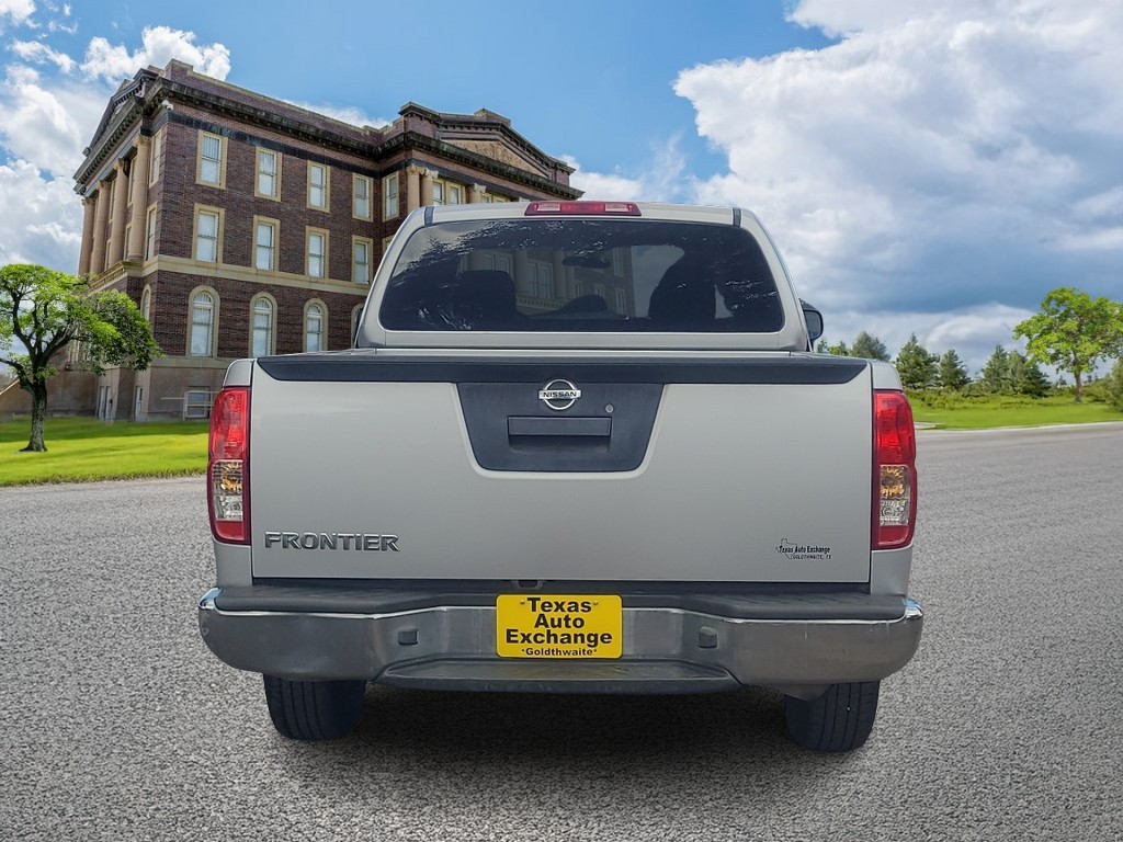 Nissan Frontier Vehicle Full-screen Gallery Image 04