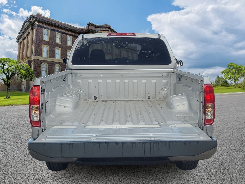 Nissan Frontier Vehicle Full-screen Gallery Image 05