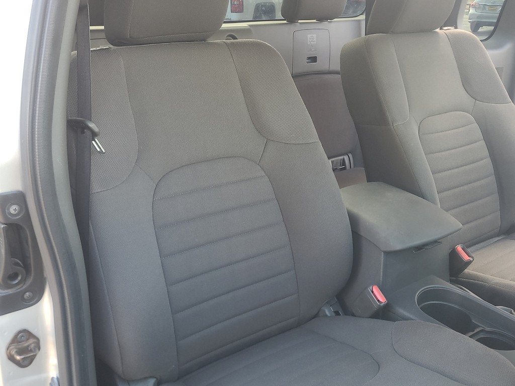 Nissan Frontier Vehicle Full-screen Gallery Image 19