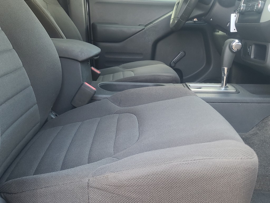 Nissan Frontier Vehicle Full-screen Gallery Image 22