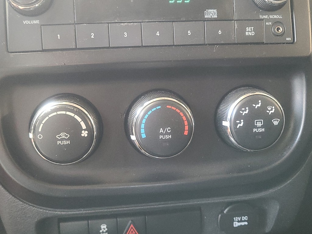 Jeep Patriot Vehicle Full-screen Gallery Image 12