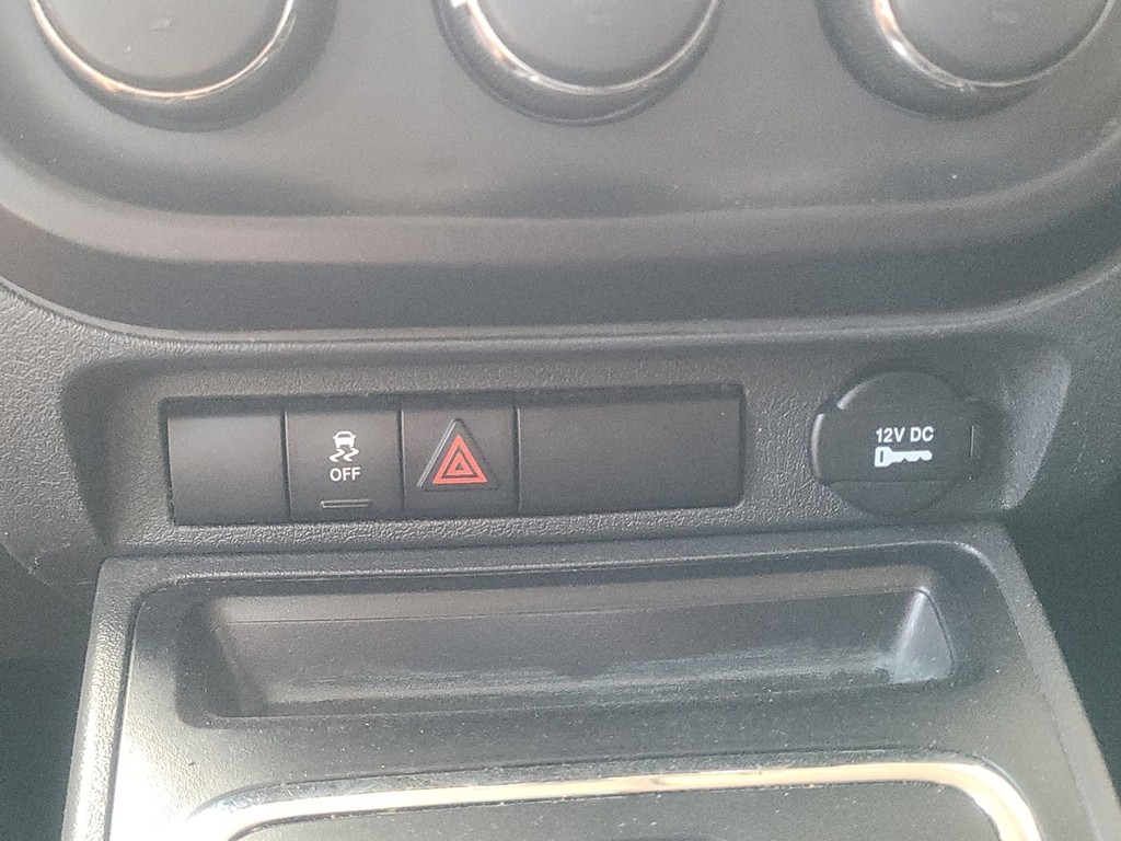 Jeep Patriot Vehicle Full-screen Gallery Image 13