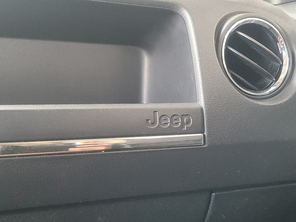 Jeep Patriot Vehicle Full-screen Gallery Image 31