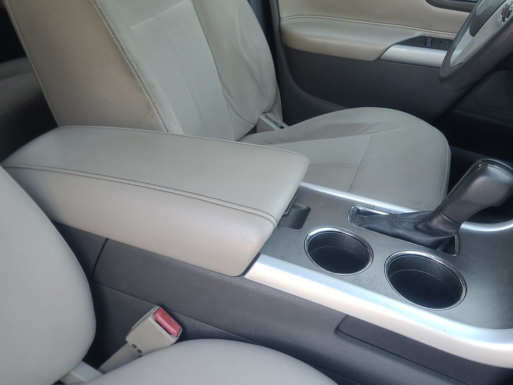 Ford Edge Vehicle Full-screen Gallery Image 16
