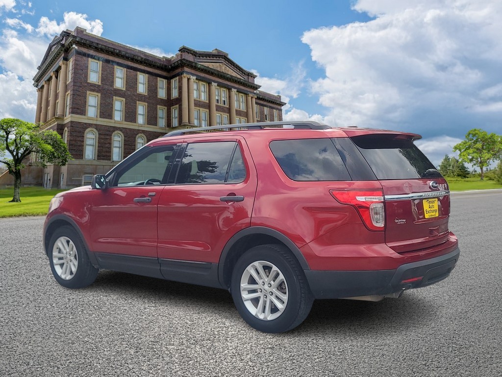 Ford Explorer Vehicle Image 5