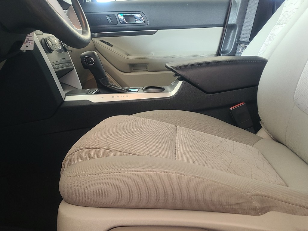 Ford Explorer Vehicle Image 23