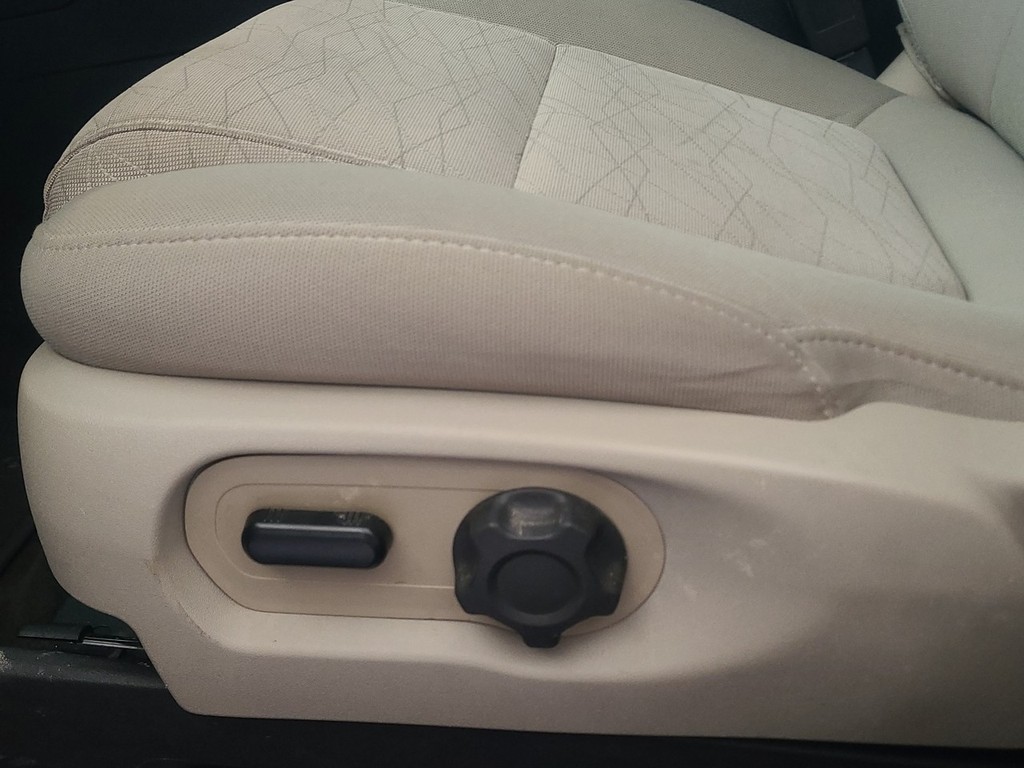 Ford Explorer Vehicle Image 24