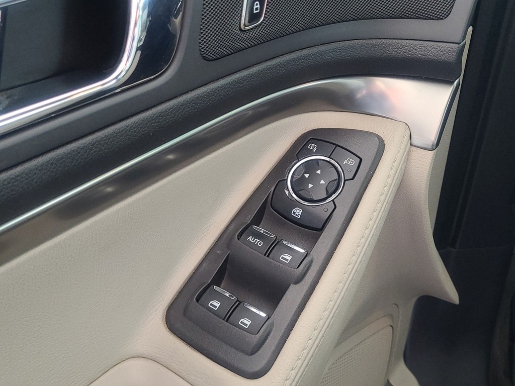 Ford Explorer Vehicle Image 25