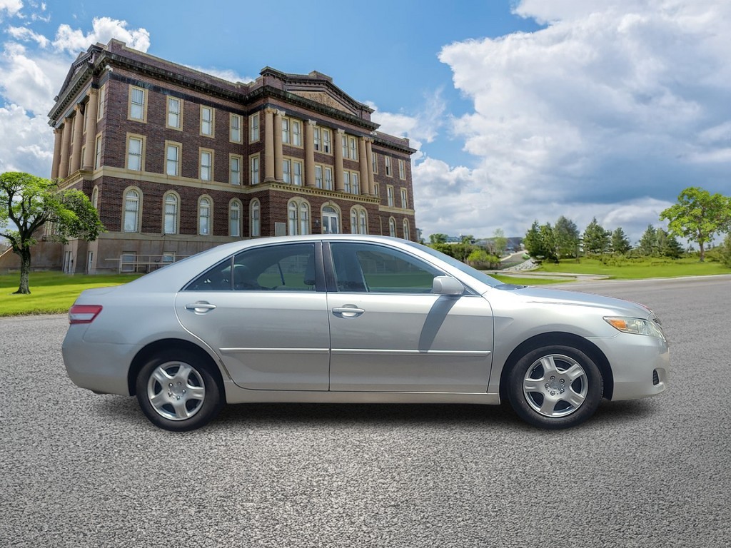 Toyota Camry Vehicle Full-screen Gallery Image 02