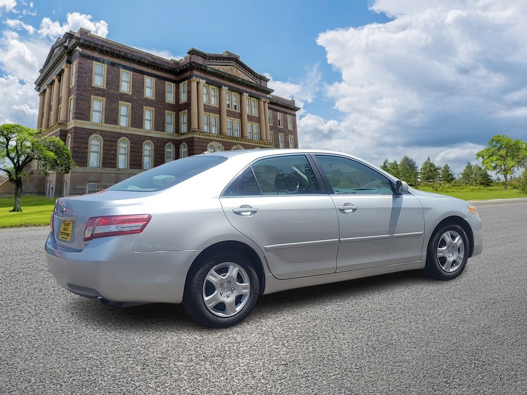 Toyota Camry Vehicle Full-screen Gallery Image 03
