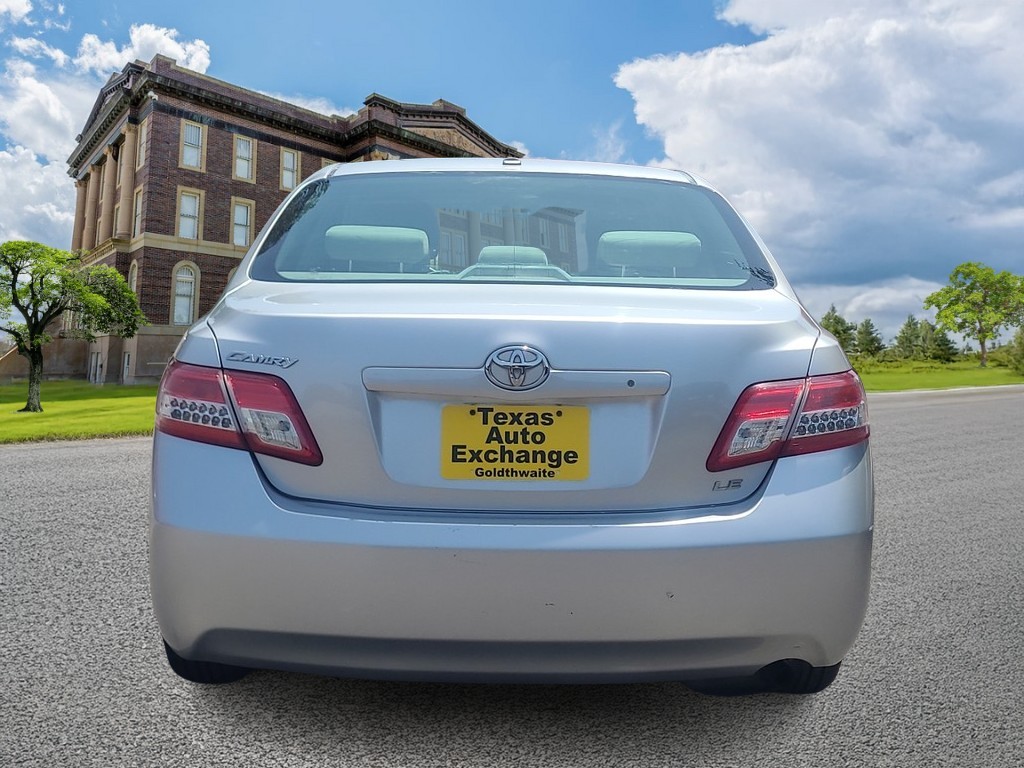 Toyota Camry Vehicle Full-screen Gallery Image 04