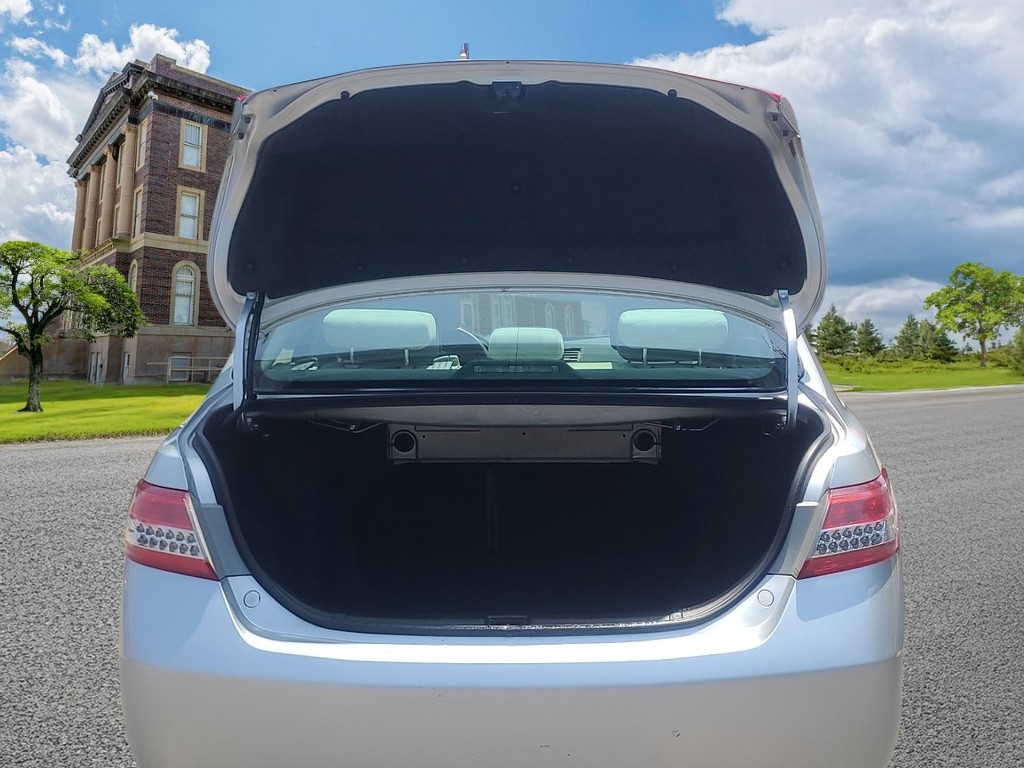 Toyota Camry Vehicle Full-screen Gallery Image 05