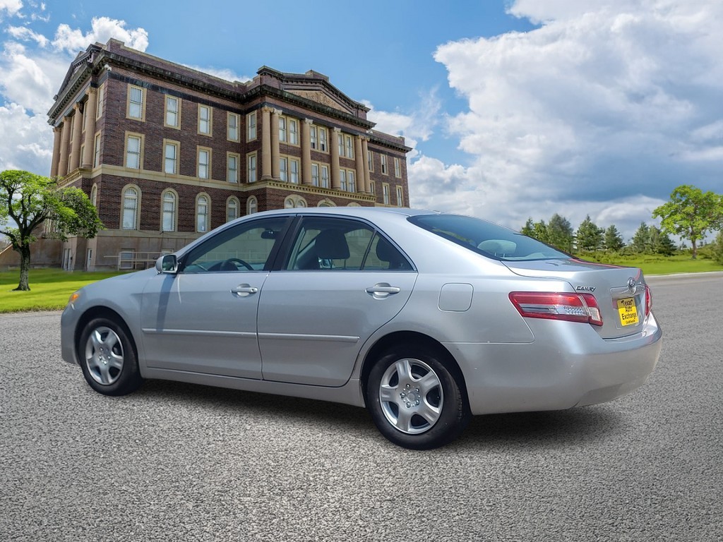 Toyota Camry Vehicle Full-screen Gallery Image 06