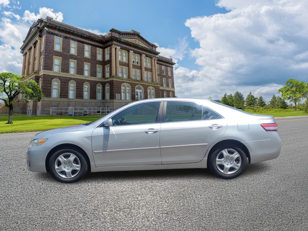 Toyota Camry Vehicle Full-screen Gallery Image 07