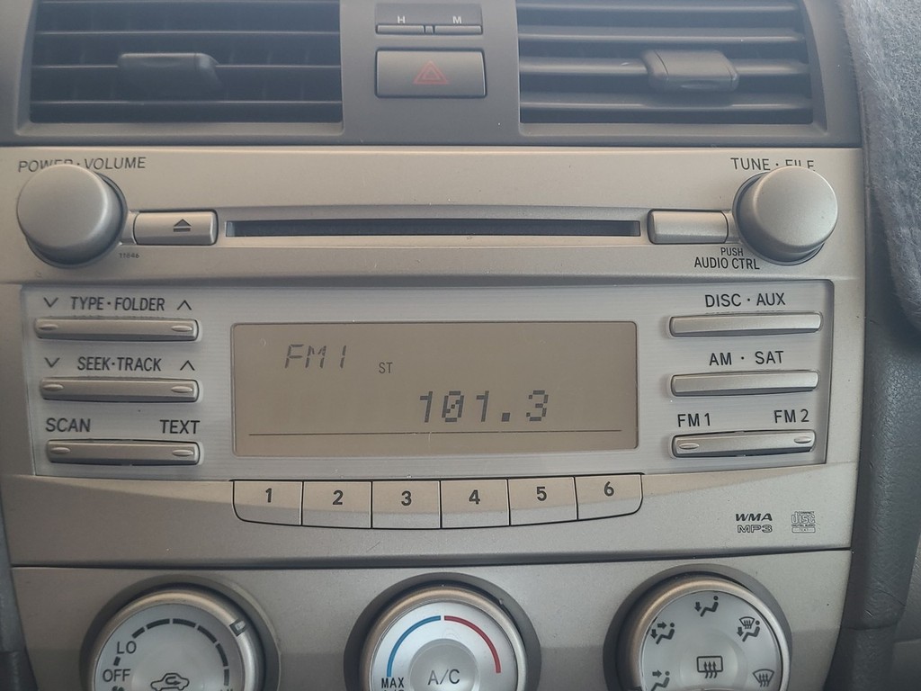 Toyota Camry Vehicle Full-screen Gallery Image 16