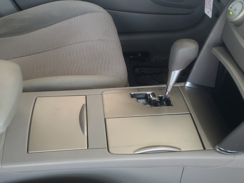Toyota Camry Vehicle Full-screen Gallery Image 17