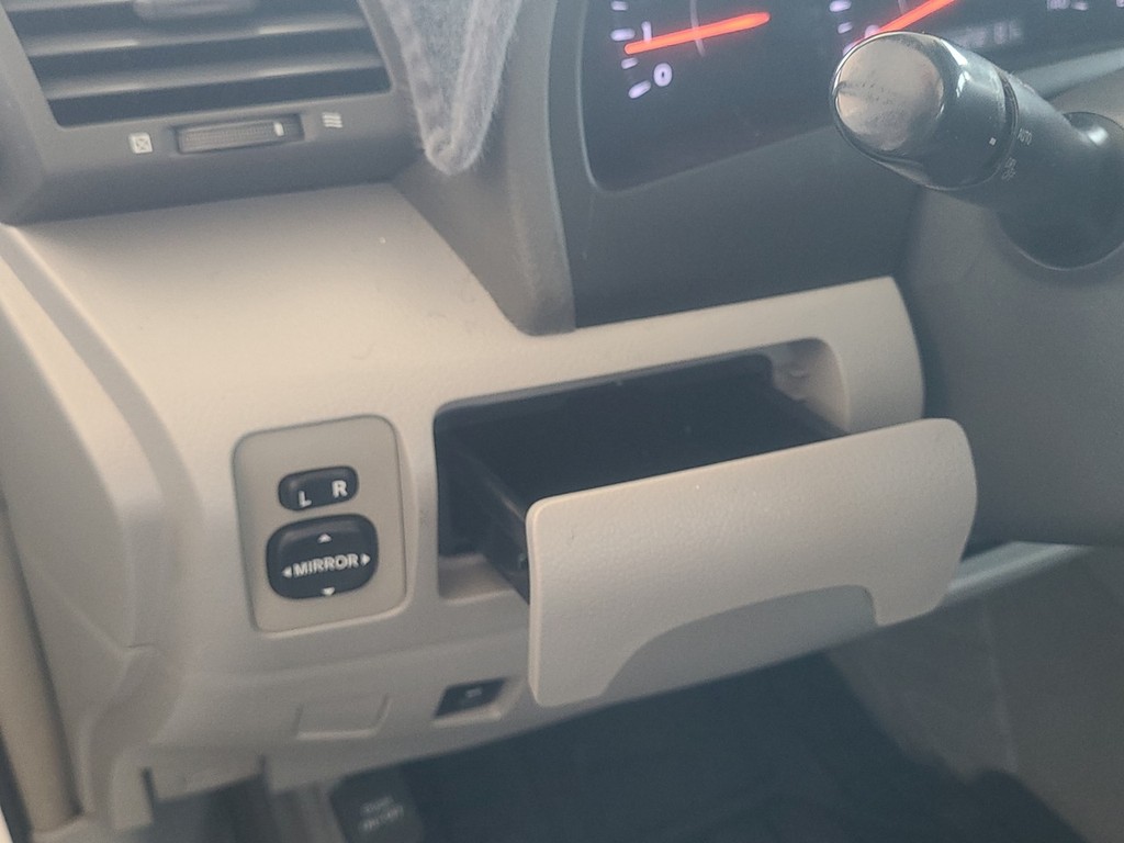Toyota Camry Vehicle Full-screen Gallery Image 21