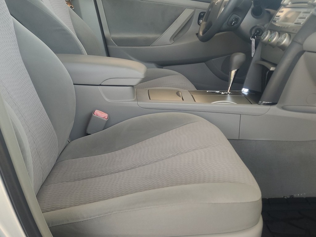 Toyota Camry Vehicle Full-screen Gallery Image 22