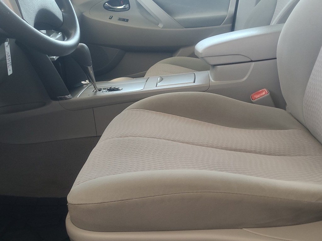 Toyota Camry Vehicle Full-screen Gallery Image 23