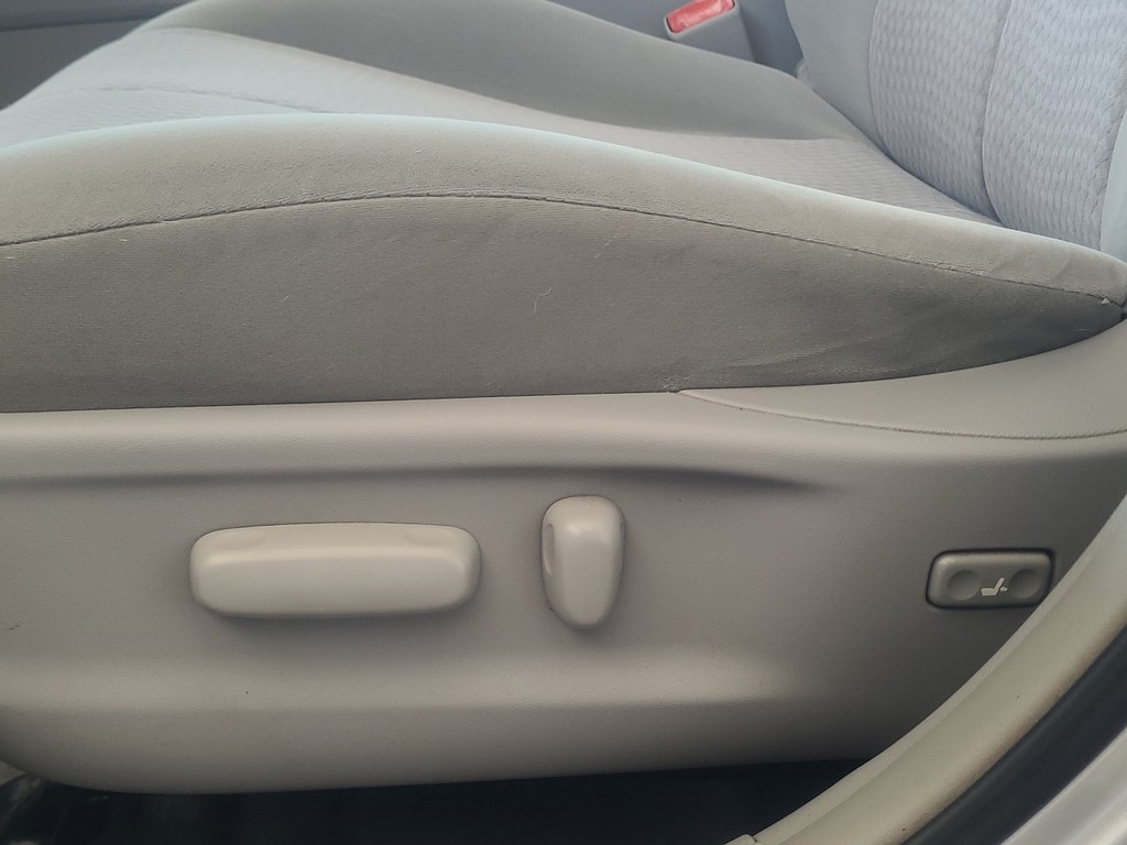 Toyota Camry Vehicle Full-screen Gallery Image 24