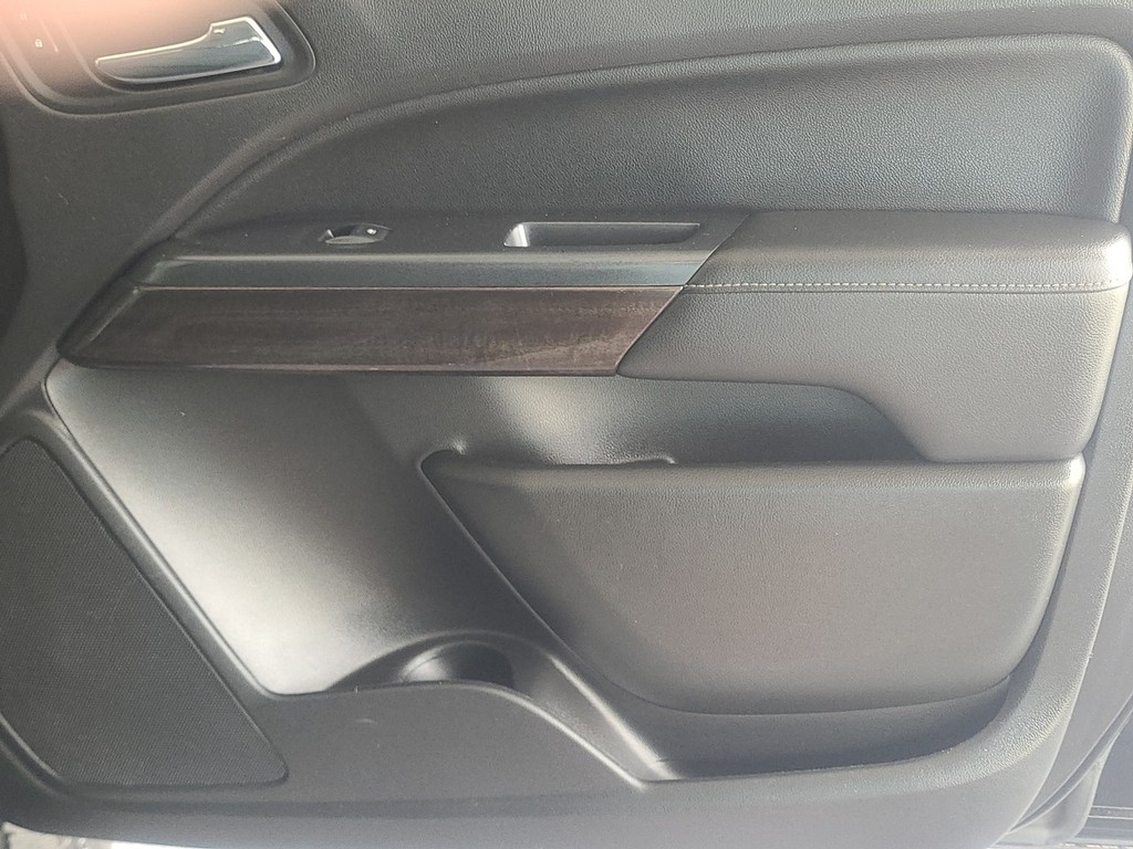 GMC Canyon Vehicle Full-screen Gallery Image 05