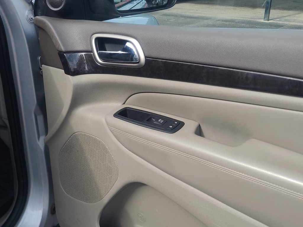 Jeep Grand Cherokee Vehicle Full-screen Gallery Image 26