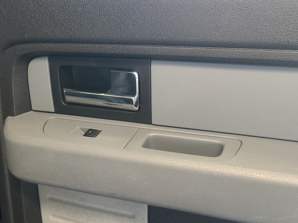 Ford F-150 Vehicle Full-screen Gallery Image 13